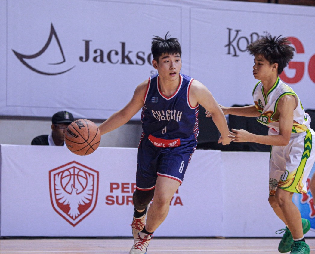 Aksi Nick Ledley Holing penggawa SMP Cita Hati East Surabaya bernomor punggung 8 saat berlaga di ajang Junior DBL 2026 Surabaya