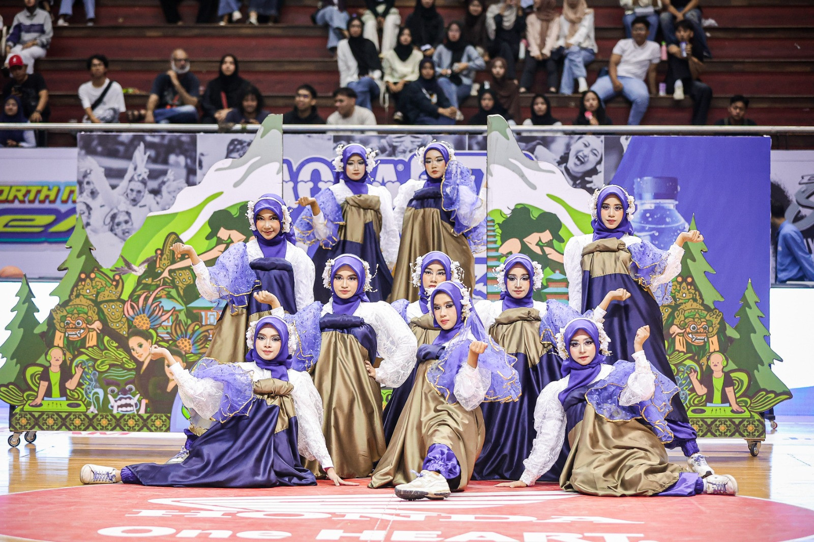 Diamond Fox Crew bawakan kostum sporty di penampilan pertama mereka di AQUA DBL Dance 2026 East Java-North