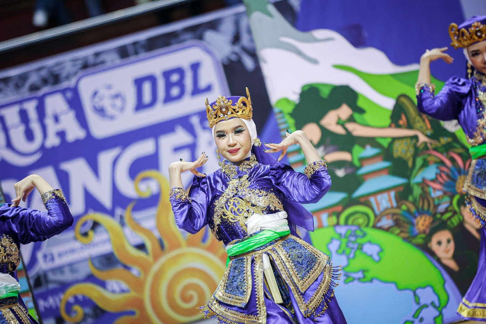 Diamond Fox Crew bawakan kostum biru khas AQUA di penampilan kedua mereka di AQUA DBL Dance 2026 East Java-North