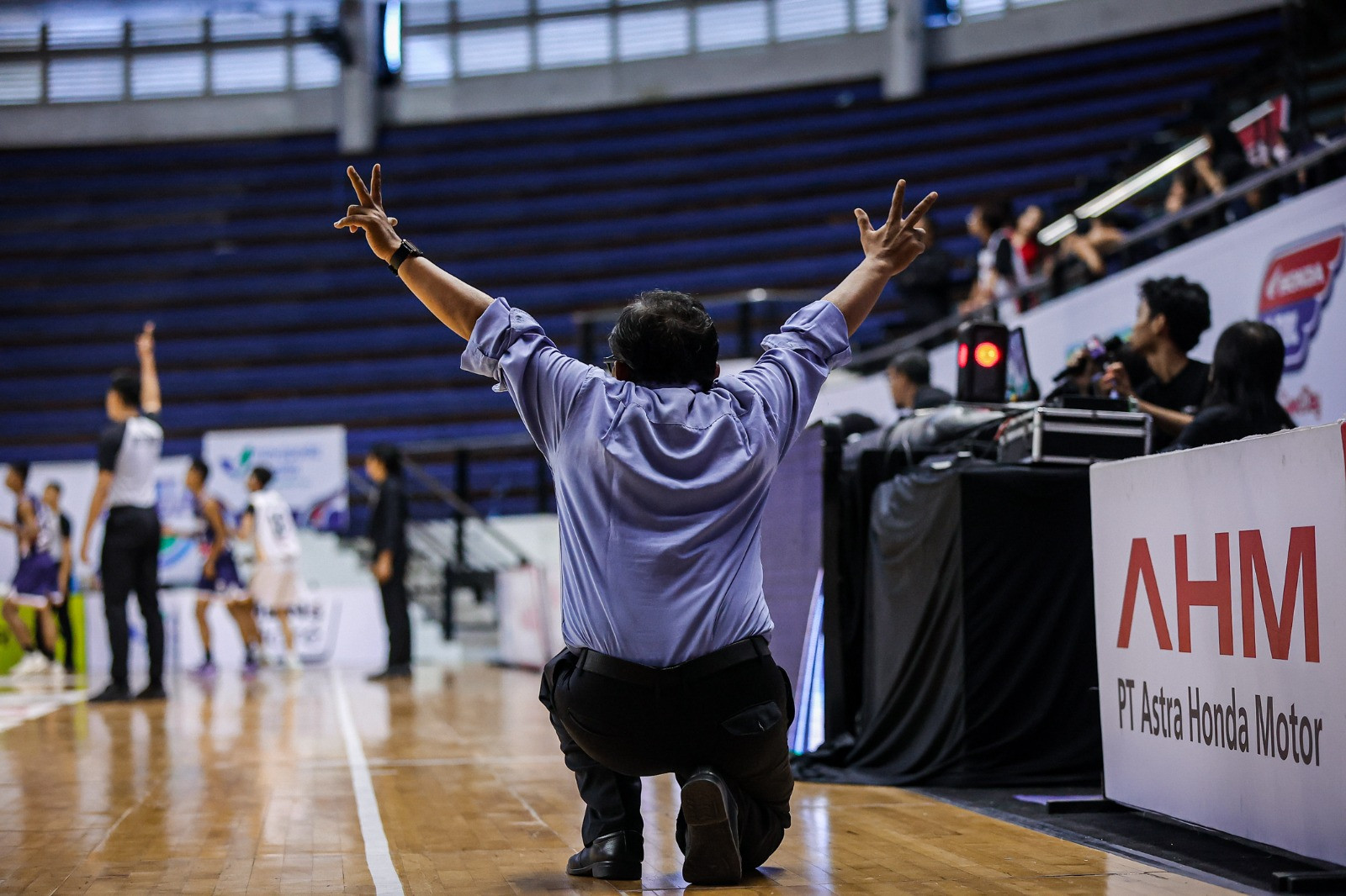 Selebrasi Coach Mells saat putra SMAN 4 Sidoarjo ceploskan tembakan 3 poin