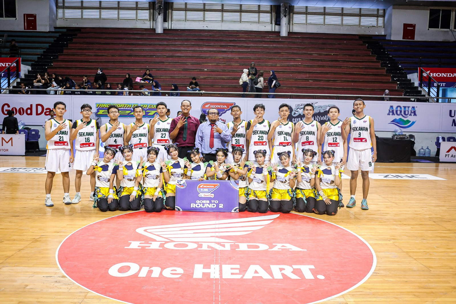 Momen putra SMAN 4 Sidoarjo foto bersama usai resmi lolos ke Round 2 di ajang Honda DBL with Kopi Good Day 2026 East Java-North