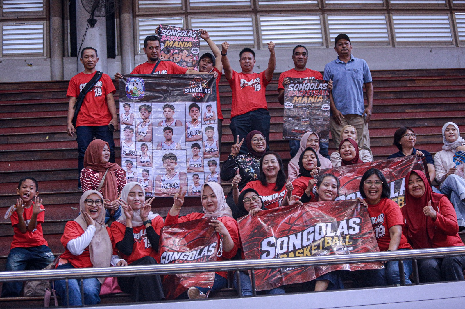 Rombongan wali murid SMPN 19 Surabaya di DBL Arena hari ini