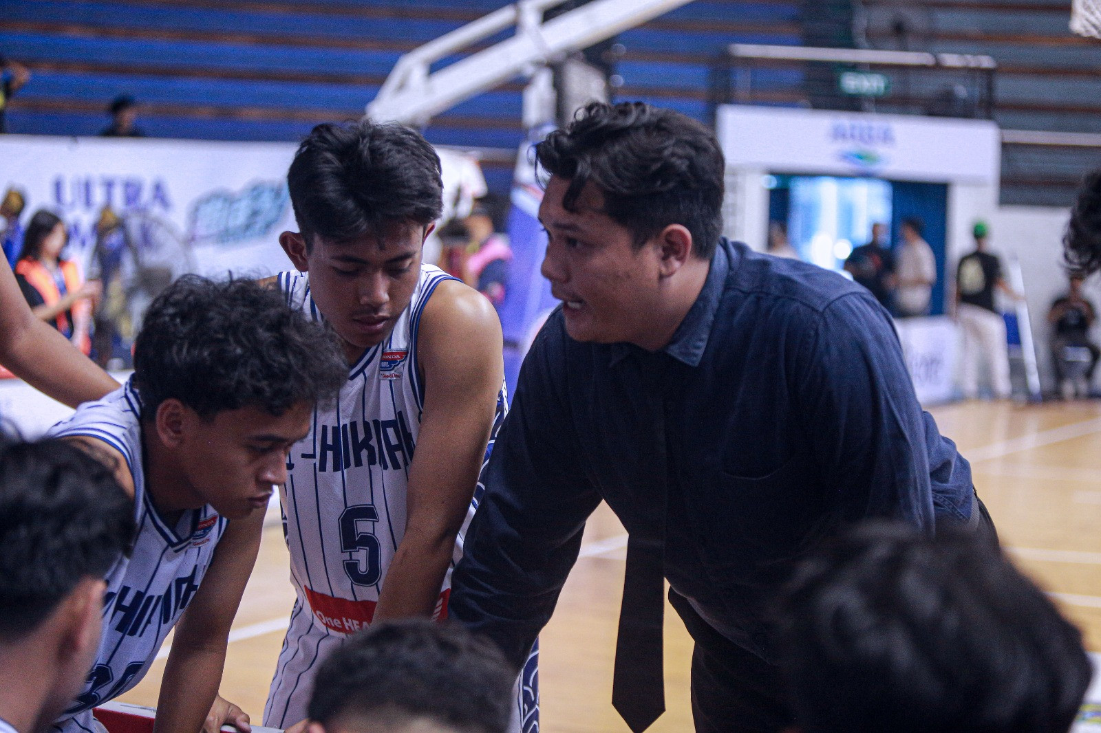 Momen Marcellio Ach saat beri evaluasi skuad Al Hikmah di DBL Arena Surabaya