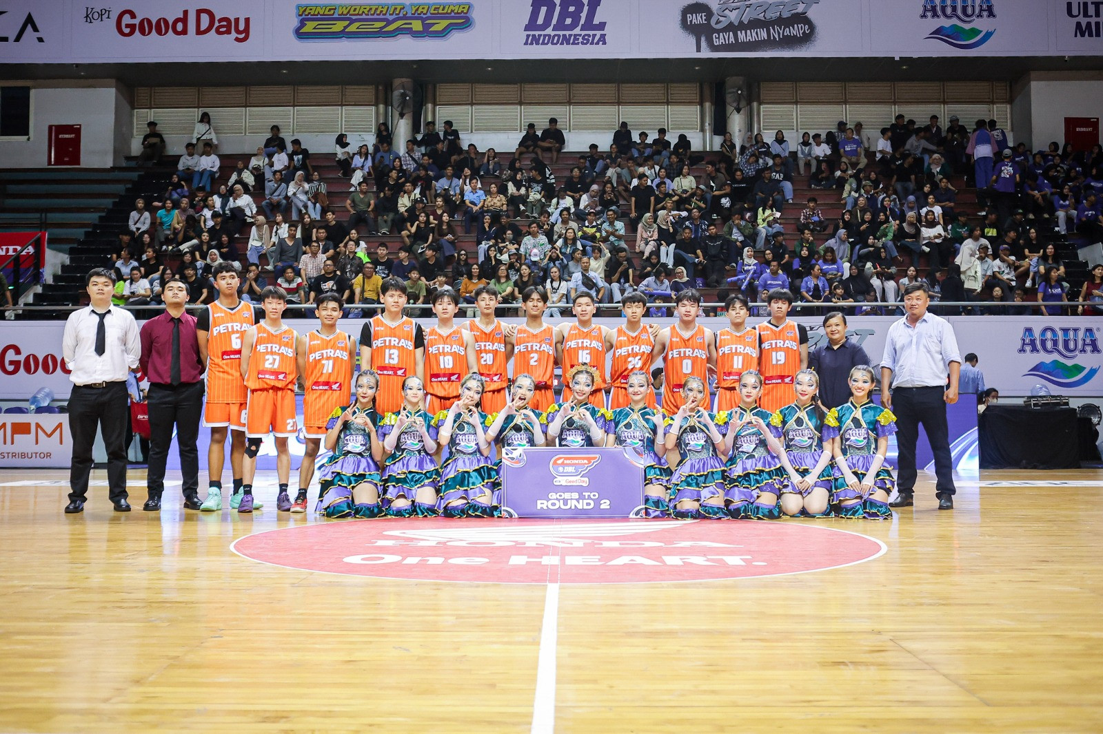 Momen skuad putra SMA Petra 5 Surabaya foto bersama usai mengamankan posisi mereka di Round 2 Honda DBL with Kopi Good Day 2026 East Java-North