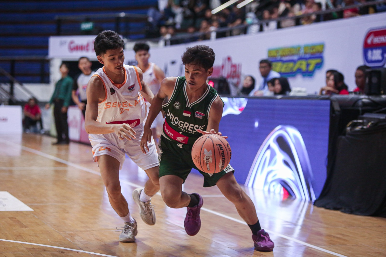 Momen penggawa SMA Progresif Bumi Shalawat saat hadapi SMAN 11 Surabaya di ajang Honda DBL with Kopi Good Day 2026 East Java-North yang dilangsungkan di DBL Arena Surabaya, Sabtu, 8 Agustus 2026