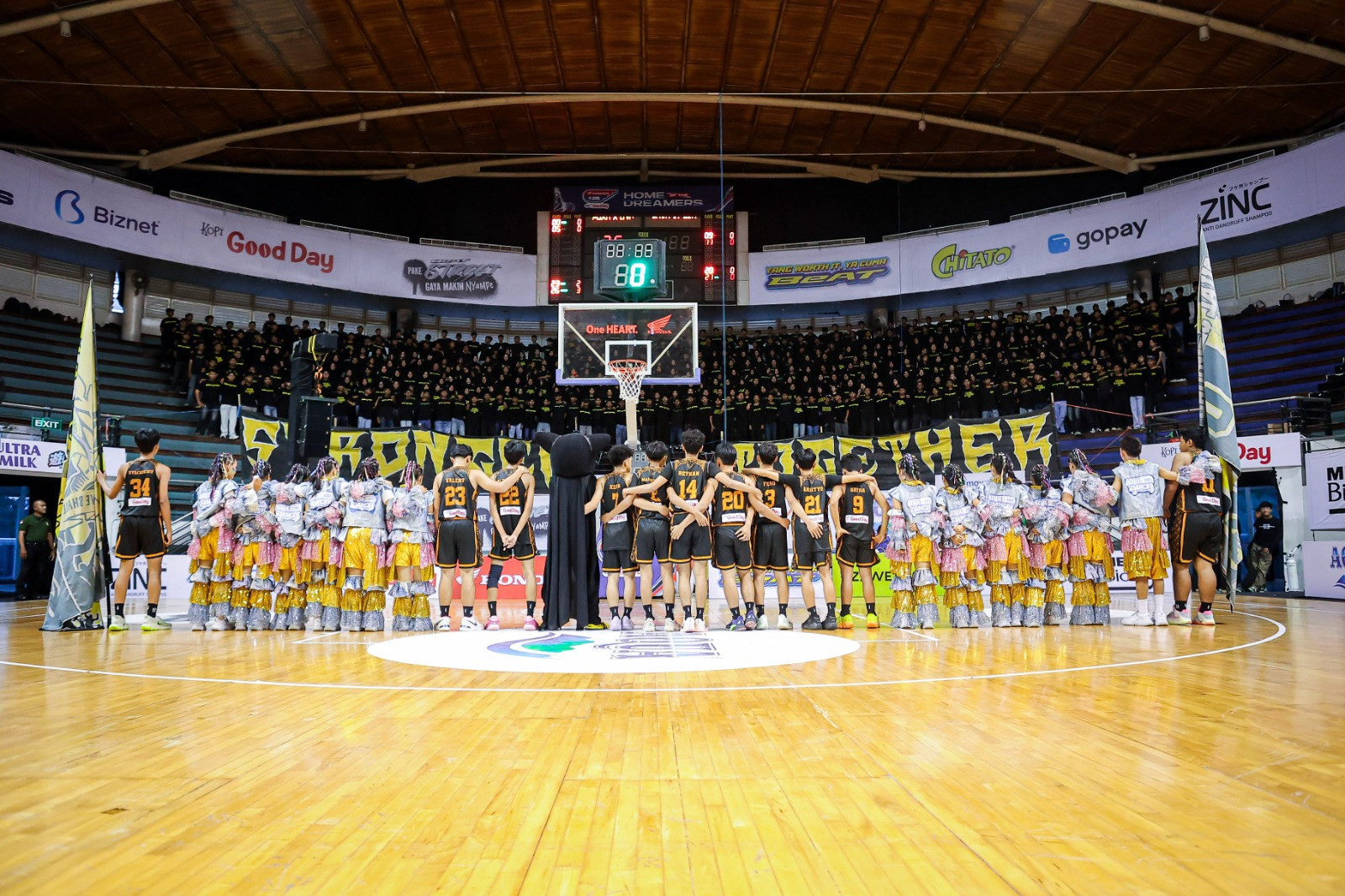 Potret putra SLEKOORS saat akan nyanyikan anthem di DBL Arena Surabaya