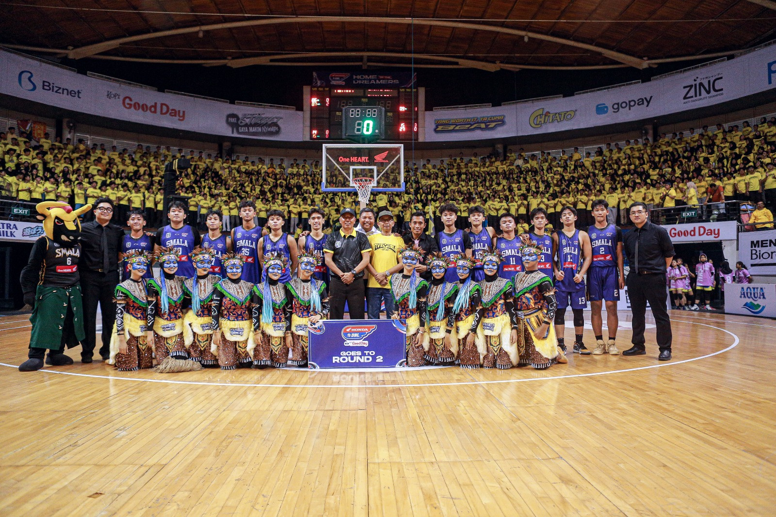 Potret skuad putra SMAN 5 Surabaya abadikan momen saat resmi melaju ke Round 2 Honda DBL with Kopi Good Day 2026 East Java-North