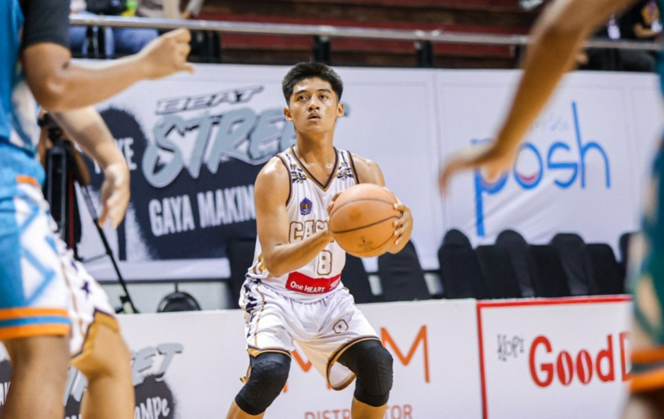 Aksi Zhafirr Akram, penggawa SMAN 1 Puri Mojokerto, saat menghadapi SMAN 1 Tuban di DBL Arena Surabaya, Senin, 31 Agustus 2026