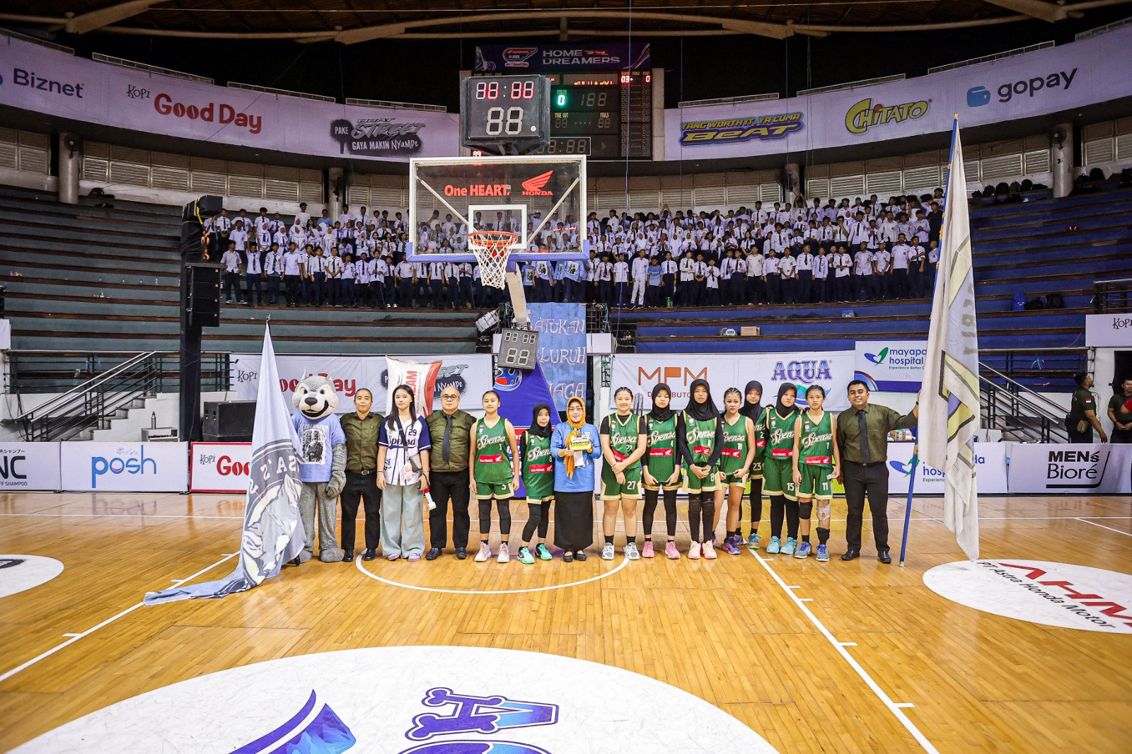 Tim putri Spensa Surabaya saat foto bersama usai merayakan HUT Spensa Surabaya ke-75