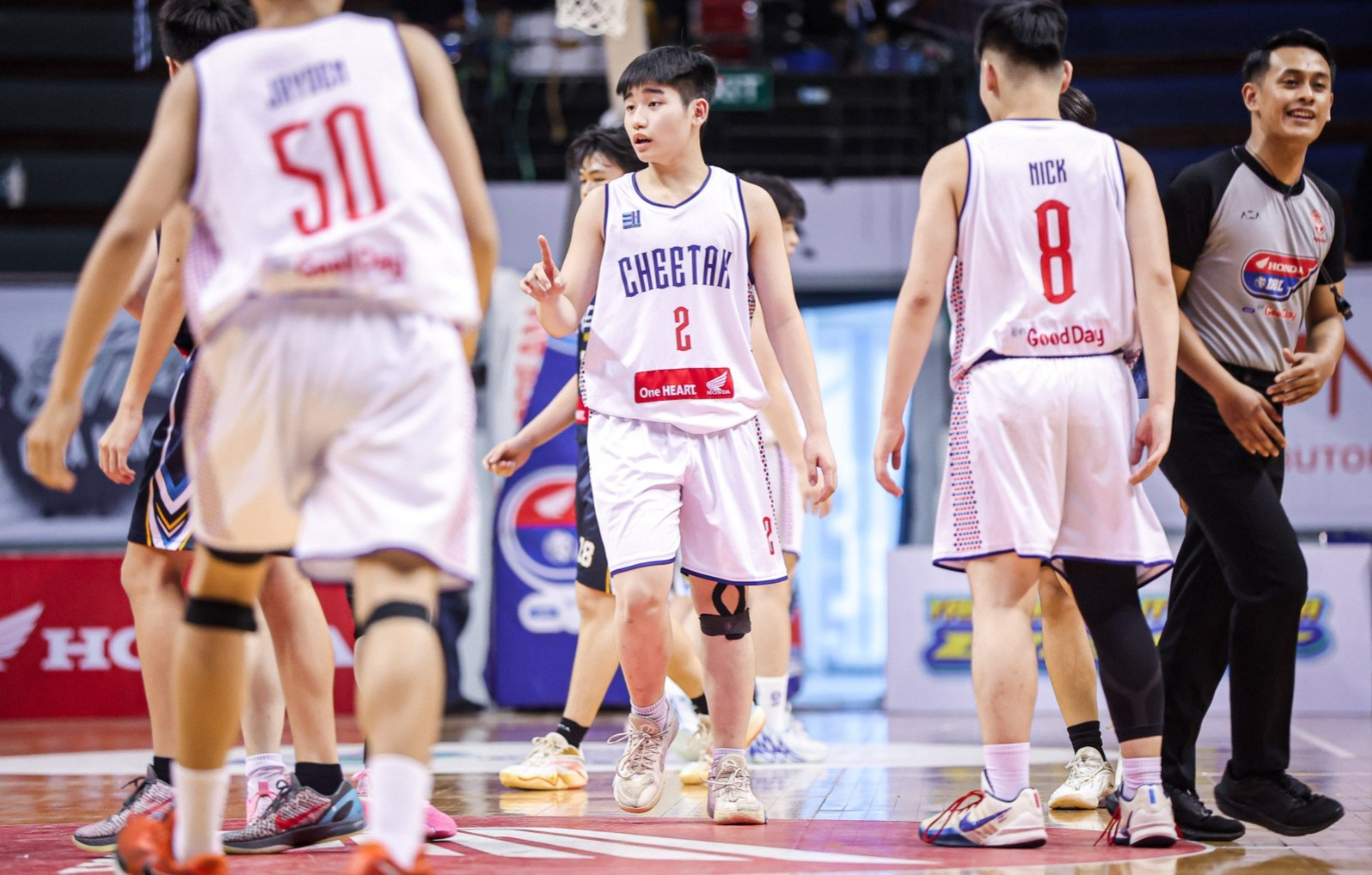 Drew Wesley Holing pemain Cheetah East bernomor punggung 2 saat berkomunikasi dengan rekannya di Junior DBL 2026 Surabaya