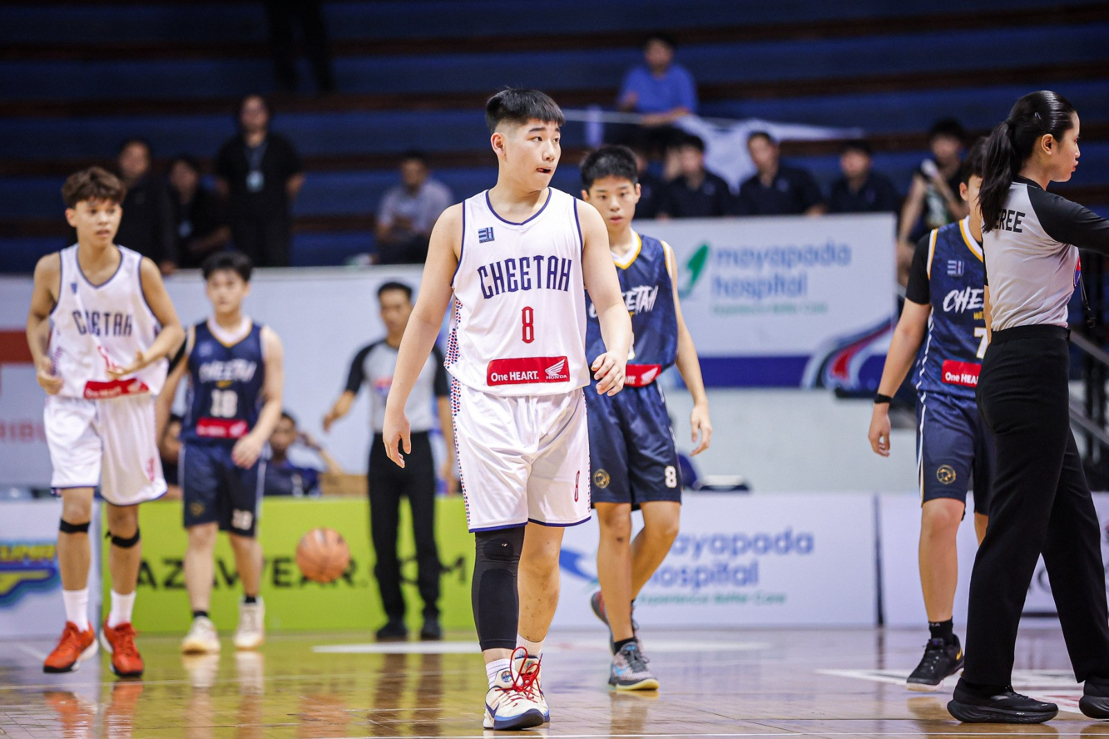 Momen Nick Ledley Holing penggawa Cheetah East bernomor punggung 8 saat berkomunikasi dengan rekannya di Junior DBL 2026 Surabaya