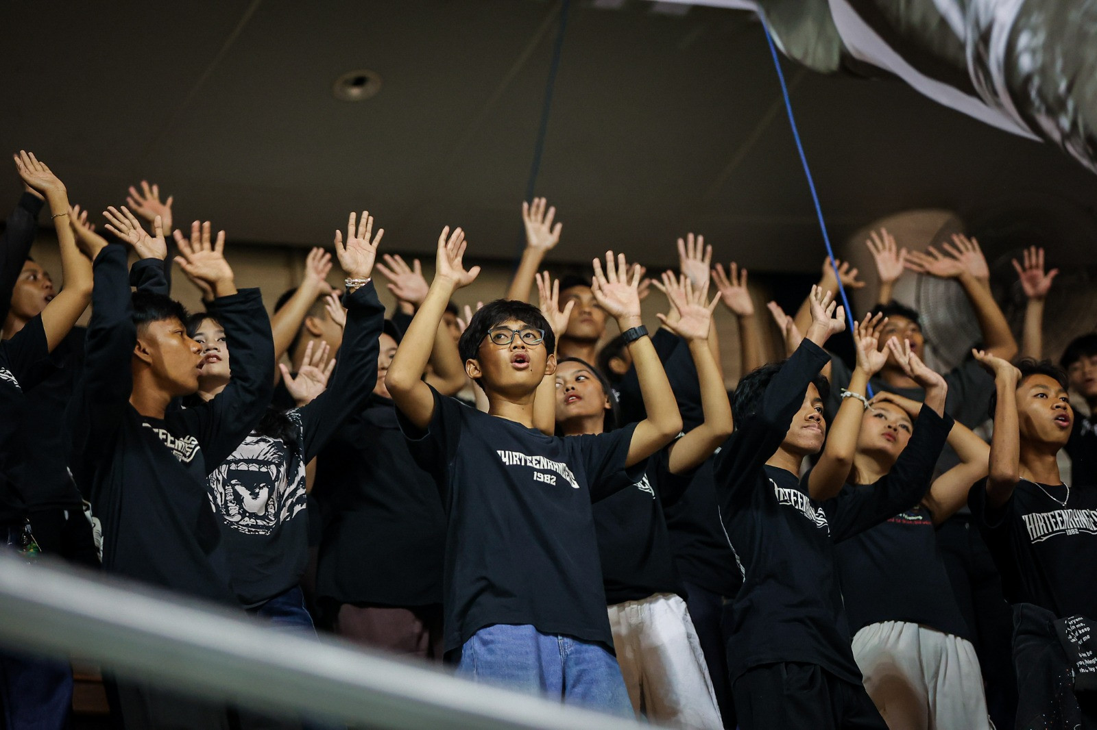 Momen THIRTEENRANGERS saat nyanyikan chant untuk mendukung tim putra SMAN 13 Surabaya