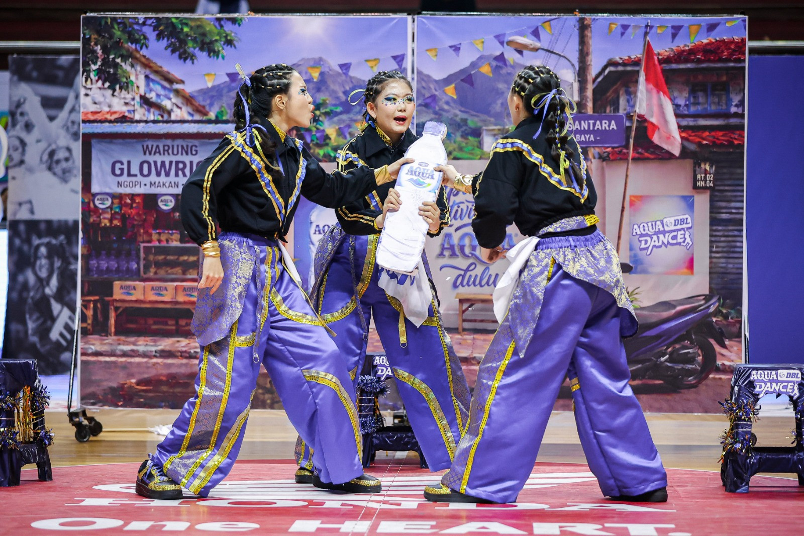 Momen Glowrion saat merebutkan AQUA dengan jaket ojek online yang mereka kenakan