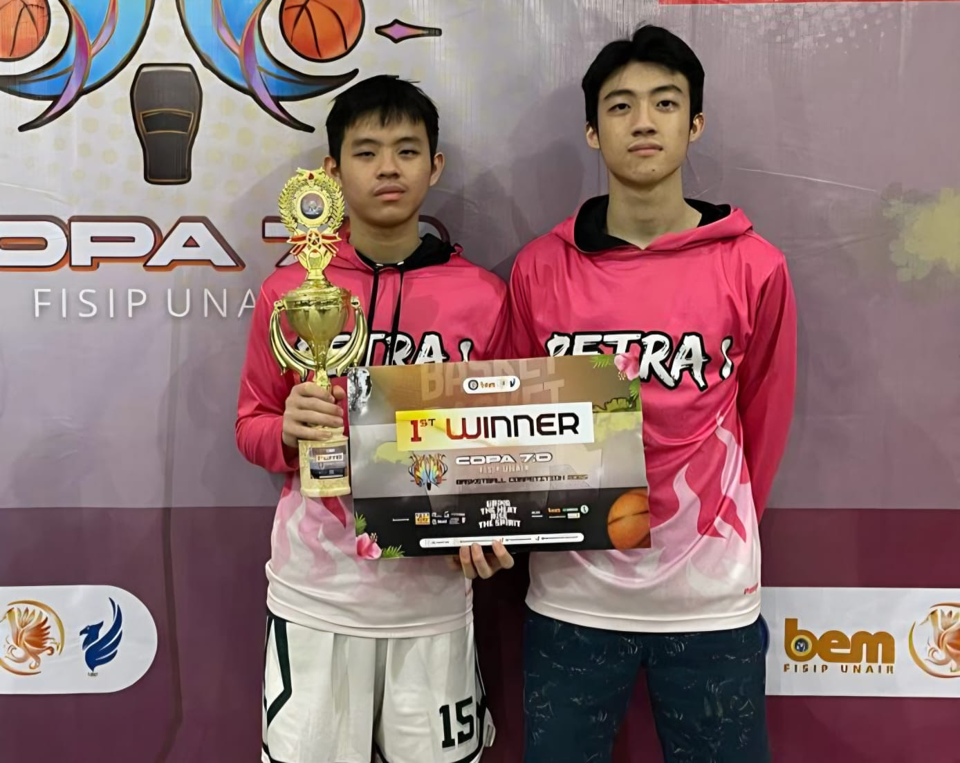 Kenneth (kiri) dan Bradley (kanan) saat membela tim putra SMA Petra 1 Surabaya
