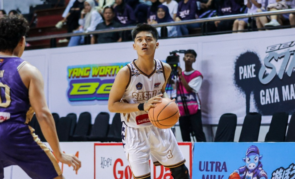 Aksi Zhafir saat melawan SMA Frateran di DBL Arena Surabaya