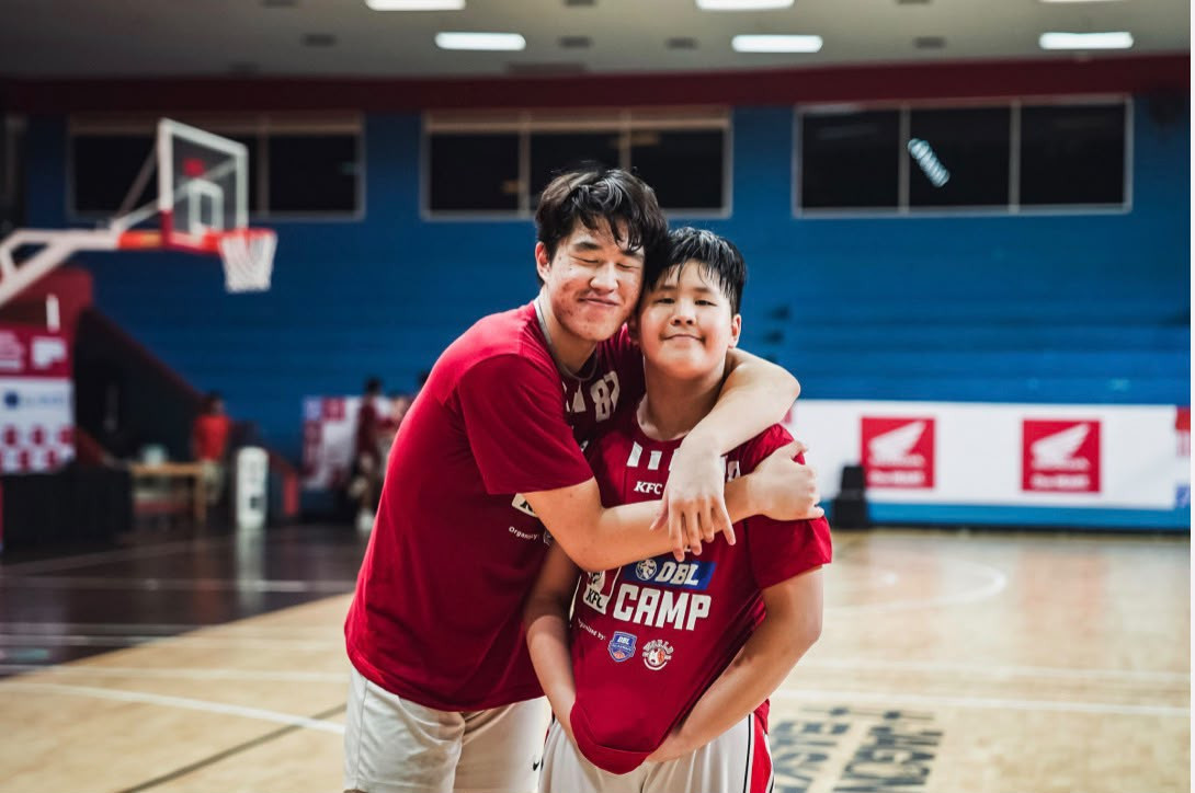 Justin (kanan) dan Richie (kiri) saat foto bersama usai latihan di usia Justins yang menginjak 14 tahun (Foto: dokumentasi pribadi Justins Brayden Linardi)