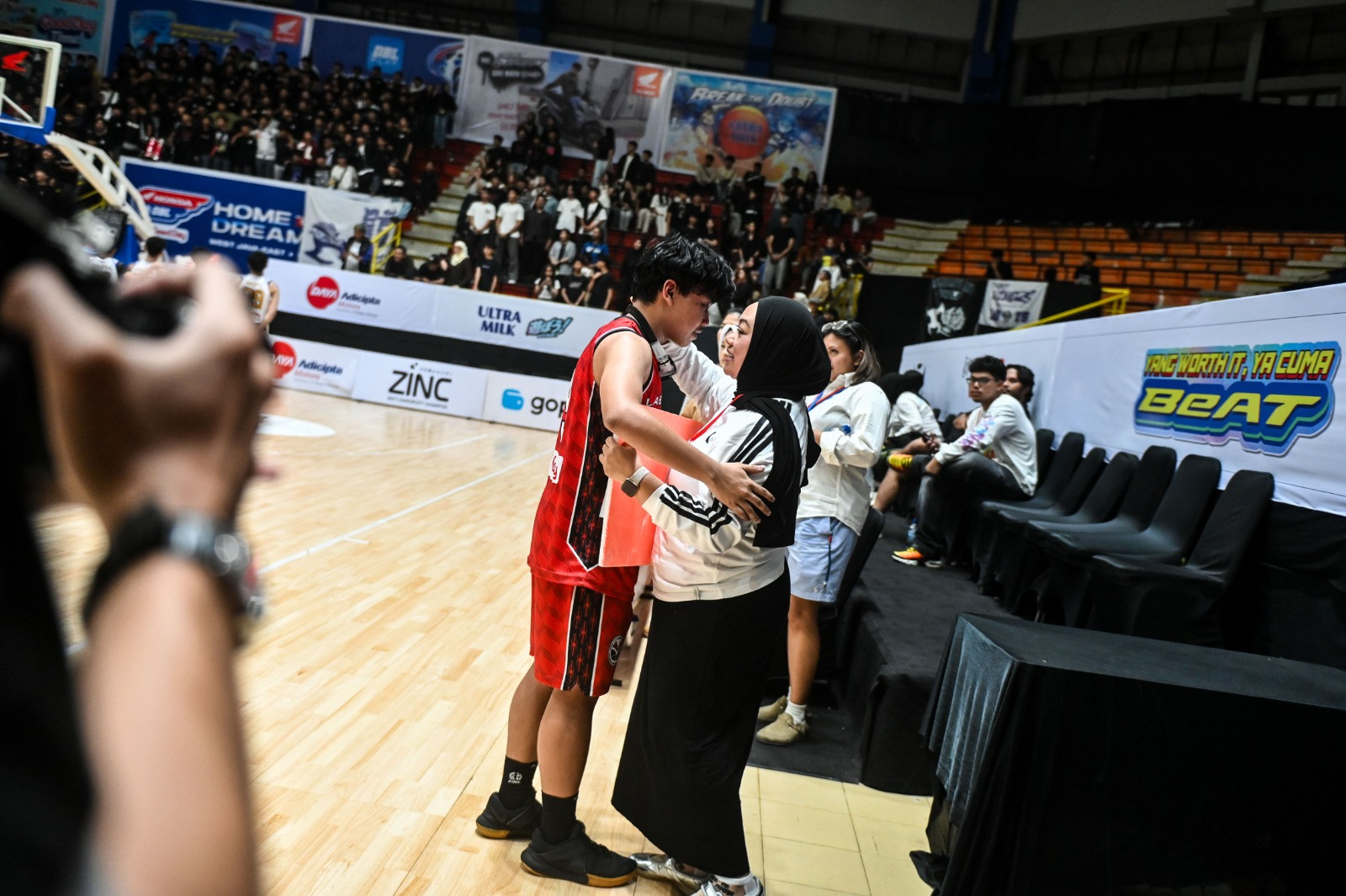 https://www.dbl.id/uploads/post/2026/09/18/Satu-Keluarga-Menemani-Langkah-Evan-Azka-di-DBL-West-Java-East.jpg