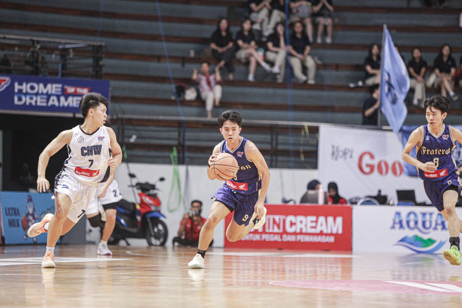 Aksi putra Frateran saat menghadapi SMA Cita Hati West di DBL Arena