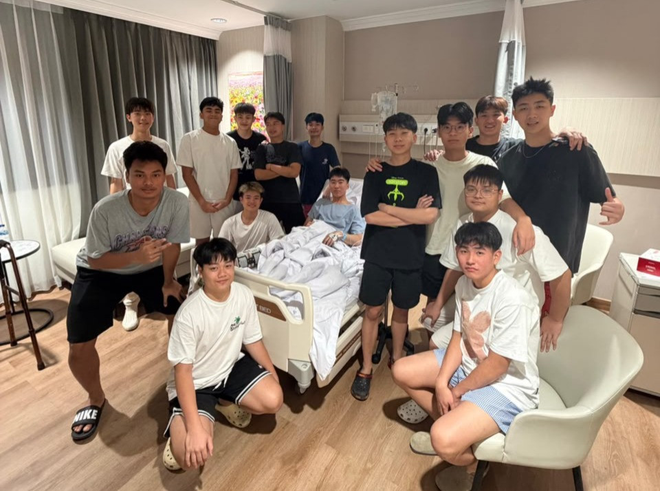 Potret Justin saat dijenguk rekan setimnya usai jalani operasi ACL (Foto: dokumentasi pribadi Justin Cleine Sasongko)