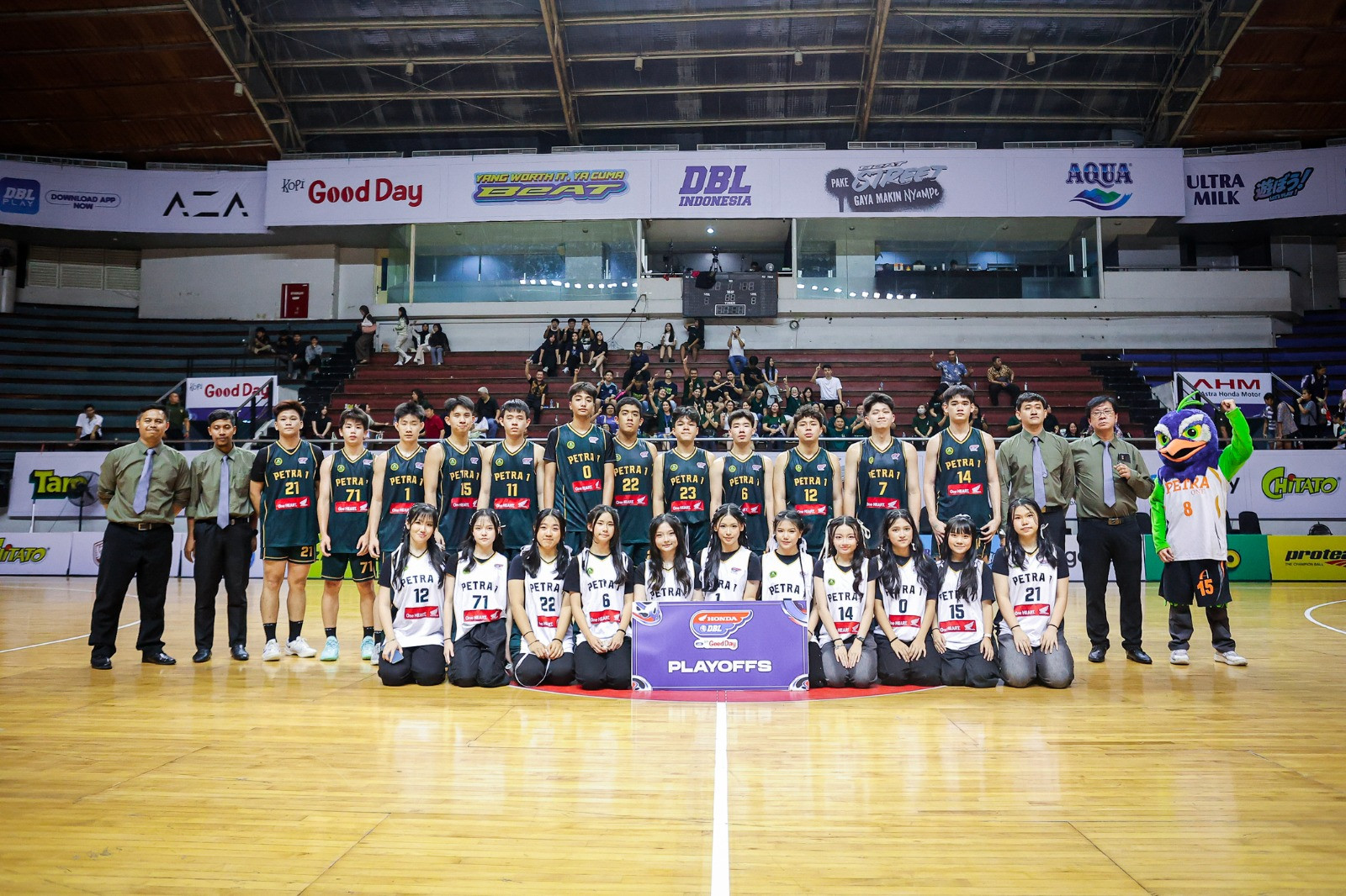 Momen putra Petra 1 saat foto bersama usai berhasil lolos ke babak Playoffs