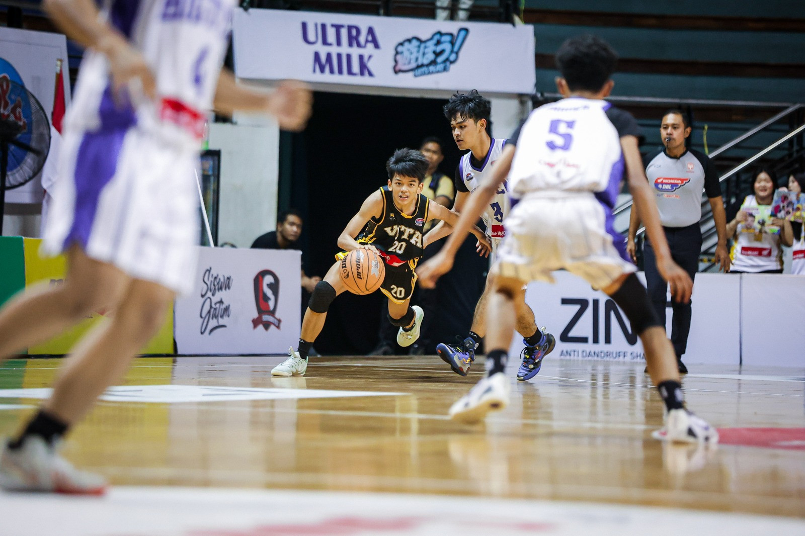 Aksi Radit (pemain Vita berjersey gelap nomor 20) saat melawan Bigten di DBL Arena