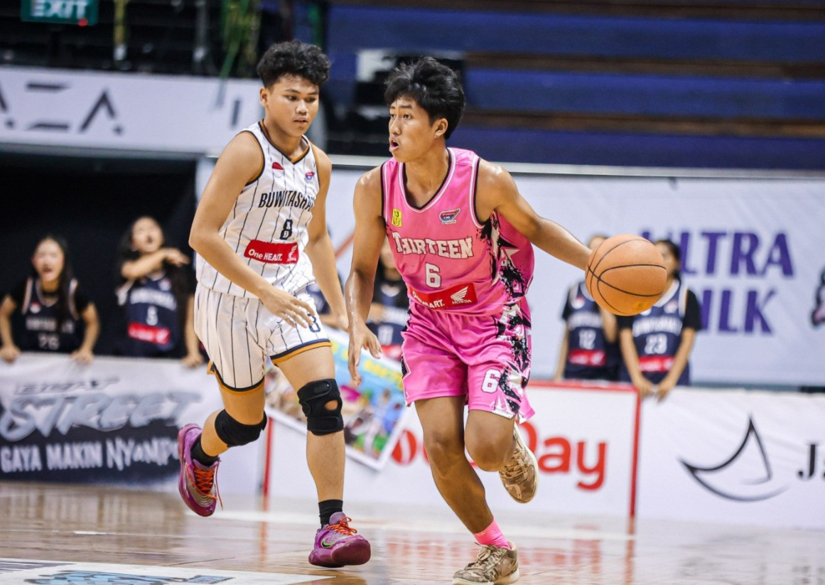 Aksi Mahesa (pemain SMAN 13 Surabaya dengan jersey nomor 6) saat melawan SMAN 2 Mojokerto di ajang Honda DBL with Kopi Good Day 2026 East Java-North