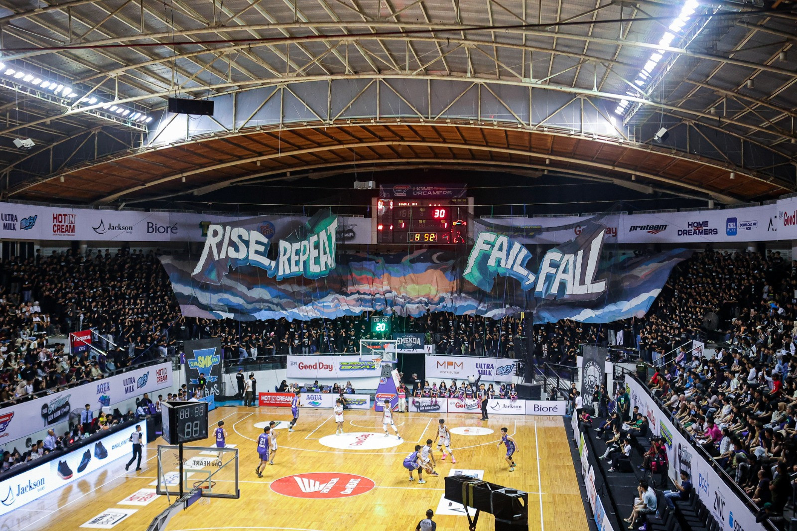 Koreo aurora yang dibawakan Ultras Smekda di ajang Honda DBL with Kopi Good Day 2026 East Java-North hari ini