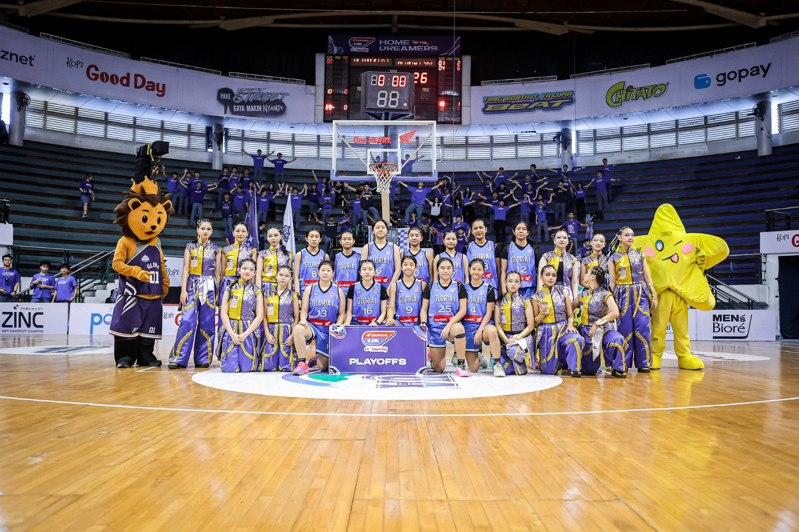 Putri Gloria 1 foto bersama usai resmi lolos ke babak Playoffs Honda DBL with Kopi Good Day 2026 East Java-North