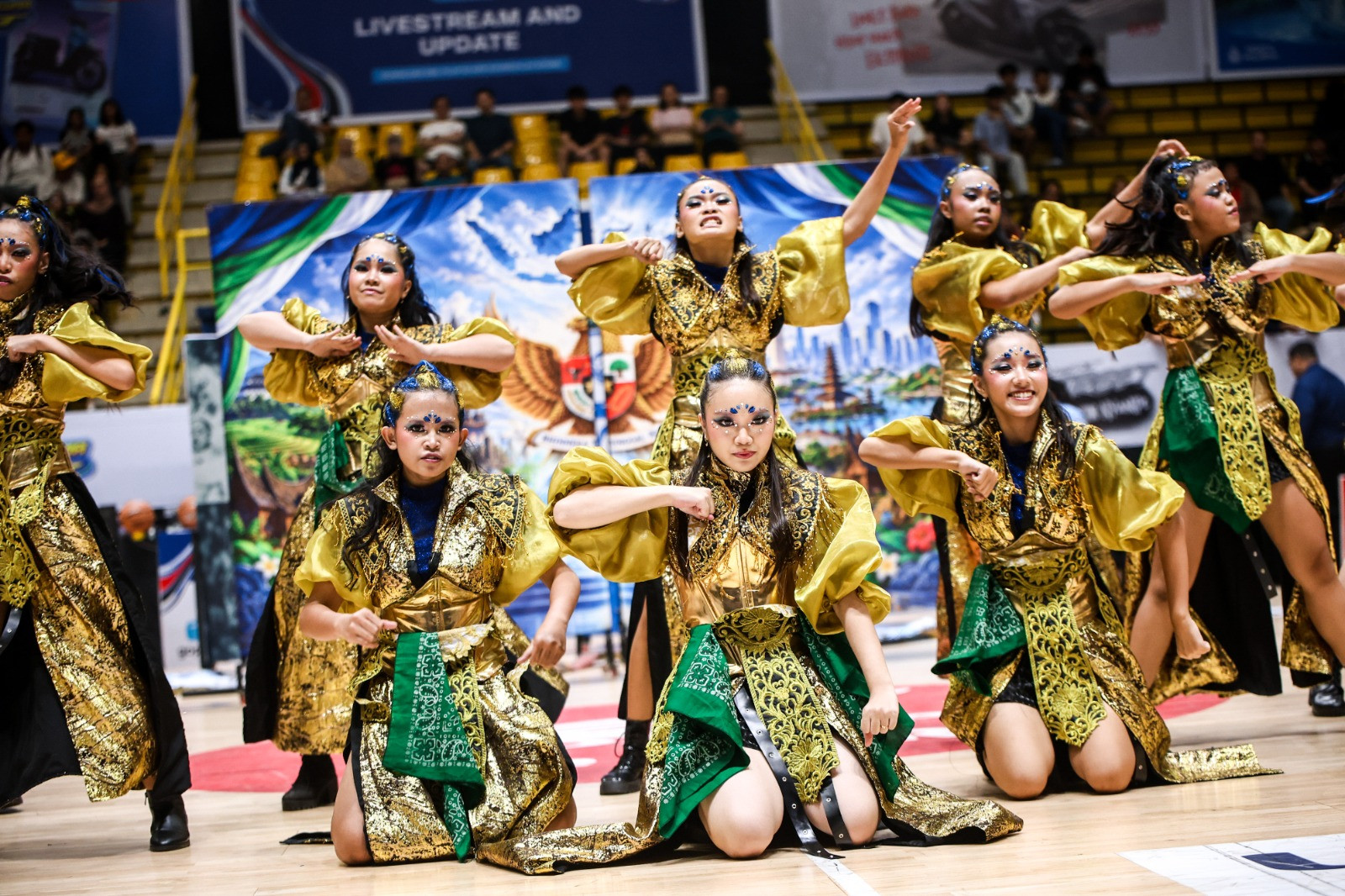 Melalui tema Bhinneka Tunggal Ika, kami ingin menunjukkan betapa keren dan kayanya budaya Indonesia lewat aksi panggung yang seru dan penuh energi. Kebersamaan ini langsung terasa dari kostum yang kami kenakan perpaduan sentuhan kain-kain khas berbagai daerah yang bikin tampilan kami makin berwarna dan unik. Nggak cuma itu, dari awal sampai akhir kami menggunakan full lagu Indonesia yang menggabungkan musik modern dengan nada-nada khas nusantara, bikin suasananya makin meriah. Lewat penampilan ini, kami ingin menyampaikan pesan simpel tapi mendalam walau berbeda daerah, lagu, dan gaya, saat kita menari bersama di panggung DBL, perbedaan itu justru jadi kekuatan yang bikin kita makin kompak