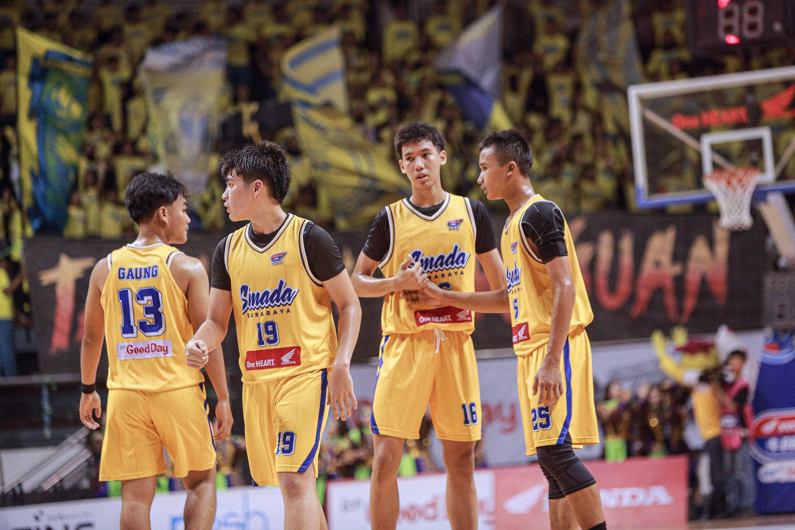 Sirhan Mecca Aminudien (nomor dua dari kanan) saat membela Smada Surabaya di Honda DBL with Kopi Good Day 2026 East Java-North