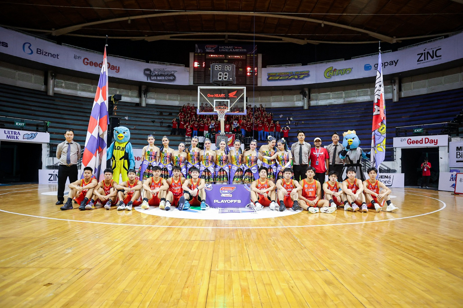 Tim putra Sinlui foto bersama usai resmi melaju ke babak Playoffs Aksi Ian Angkriwan saat membela putra Sinlui di ajang Honda DBL with Kopi Good Day 2026 East Java-North