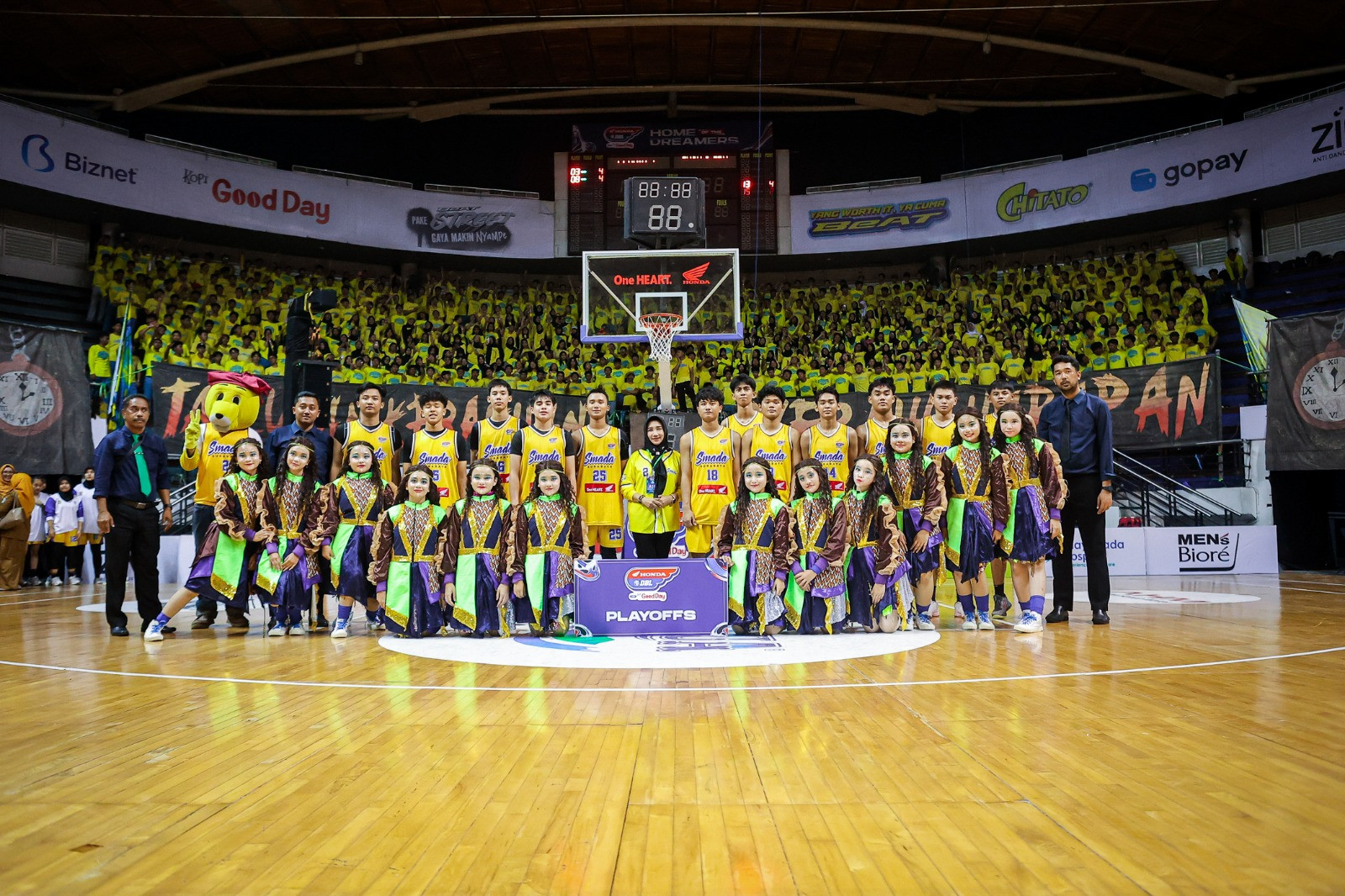 Potret putra Smada Surabaya saat foto bersama usai resmi dinyatakan lolos ke babak Playoffs
