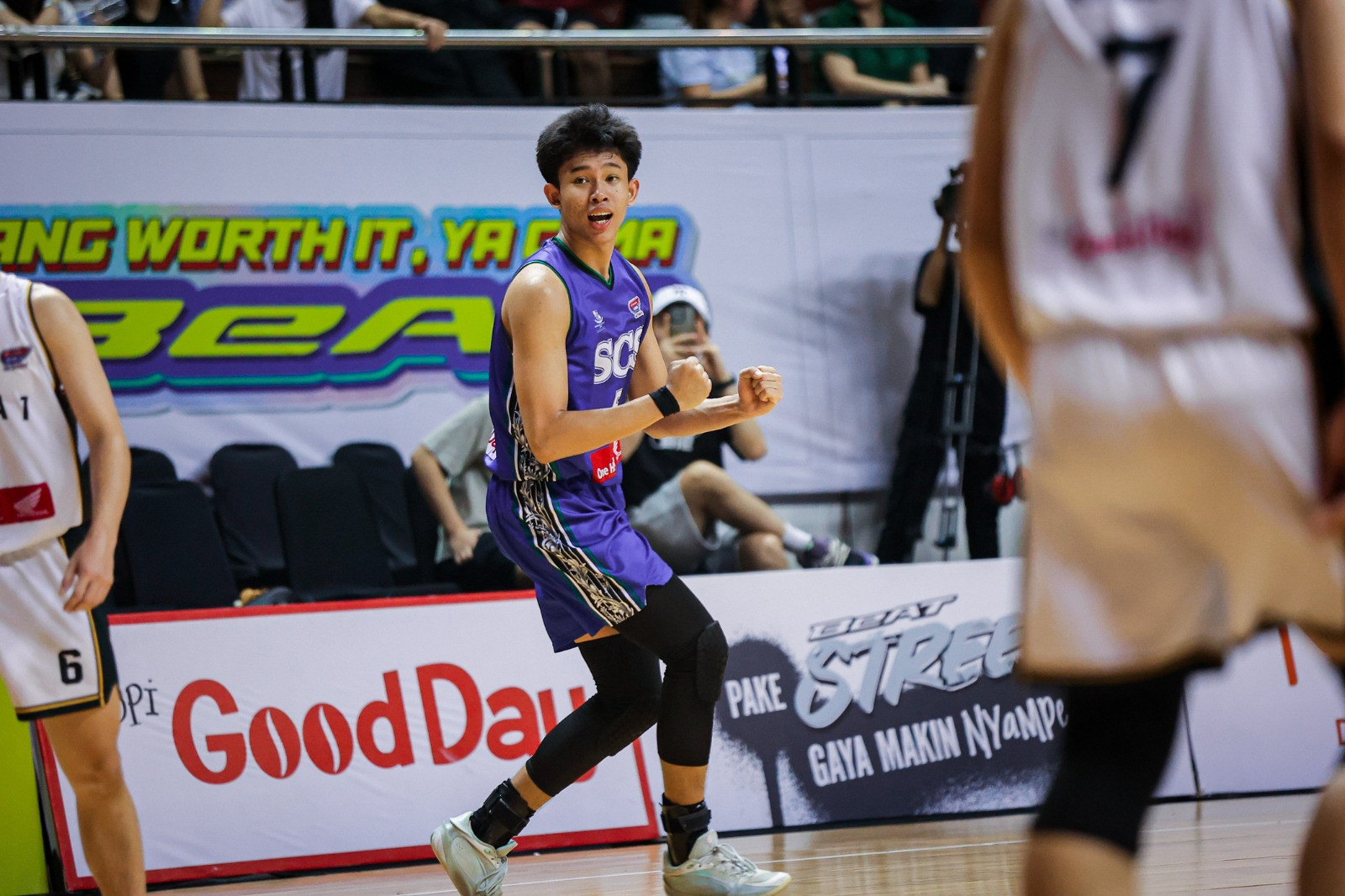 Potret John Paul saat selebrasi usai berhasil meleksakkan tembakan tripoin di ajang Honda DBL with Kopi Good Day 2026 East Java-North