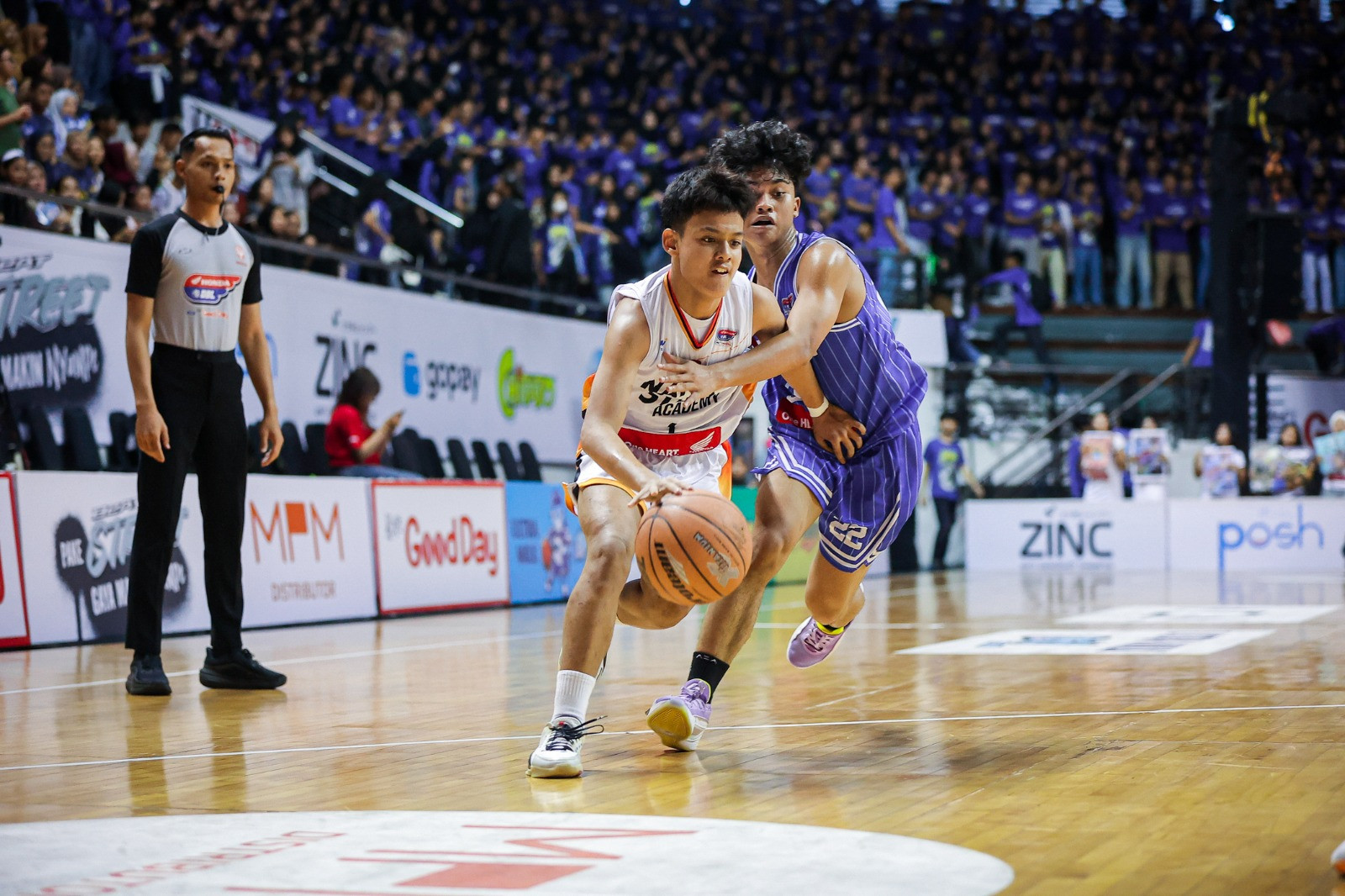 Potret Haryoprabu Singgih Atmodjo (penggawa nomor 1 dari NSA) saat melawan SMAN 16 Surabaya di ajang Honda DBL with Kopi Good Day 2026 East Java-North
