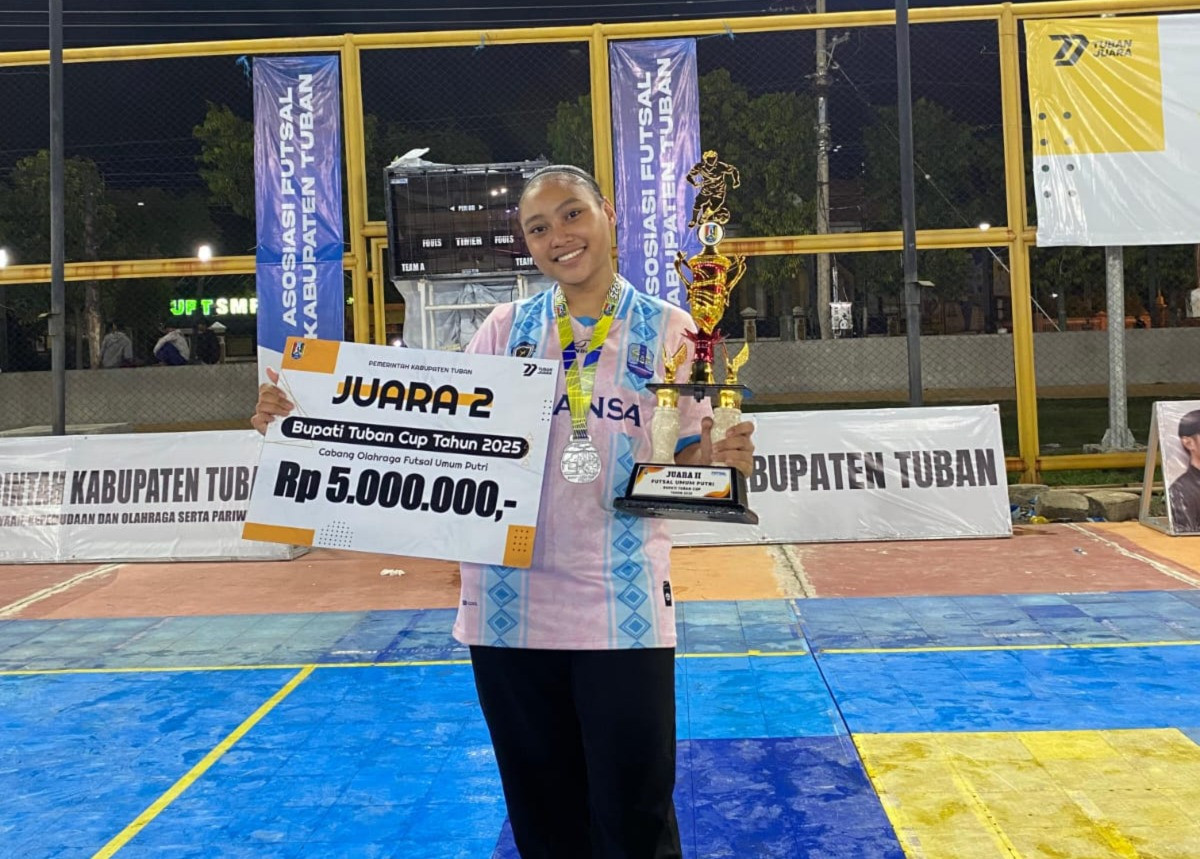 Potret Lecika Iola Virjuanita saat memegang piala usai berhasil mengantongi predikat runner-up di Bupati Tuban Cup 2025