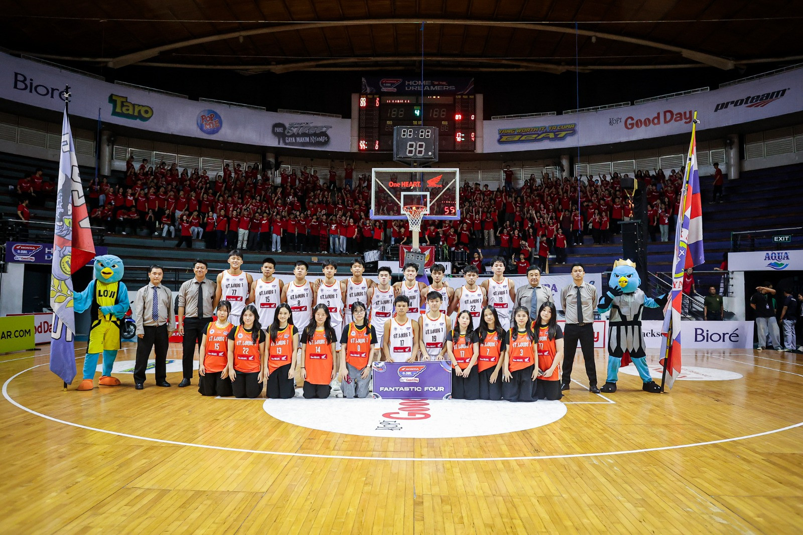 Momen putra Sinlui foto bersama usai resmi mengunci posisi mereka di Fantastic Four di Honda DBL with Kopi Good Day 2026 East Java-North