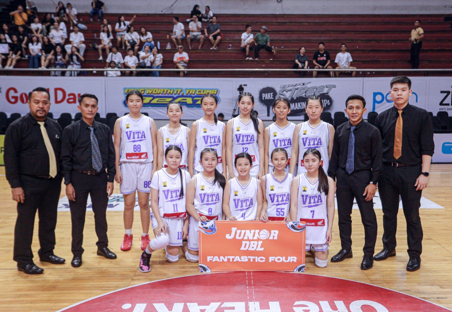 Momen putri Vita foto bersama usai resmi dinyatakan lolos ke babak Fantastic Four Junior DBL 2026 Surabaya