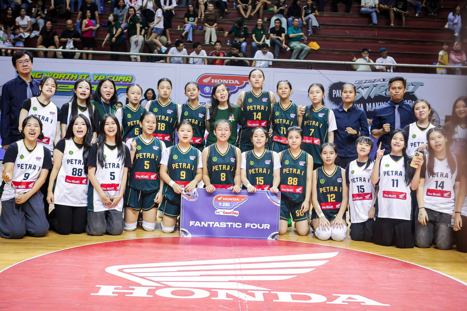 Putri Petra 1 foto bersama usai resmi mengamankan posisi di babak Fantastic Four