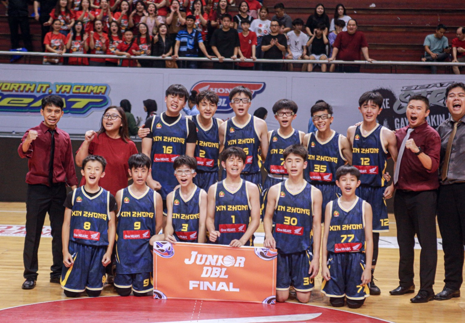 Momen SMP Xin Zhong foto bersama usai berhasil memetik kemenangan dan membawa mereka melaju ke Final Junior DBL 2026 Surabaya