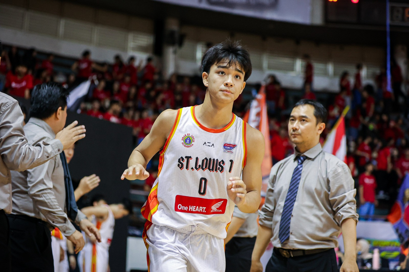 Momen Nicholas Kenzo Wiyanto saat dipanggil sebagai starting five di laga penentuan tiket ke Final Honda DBL with Kopi Good Day 2026 East Java-North