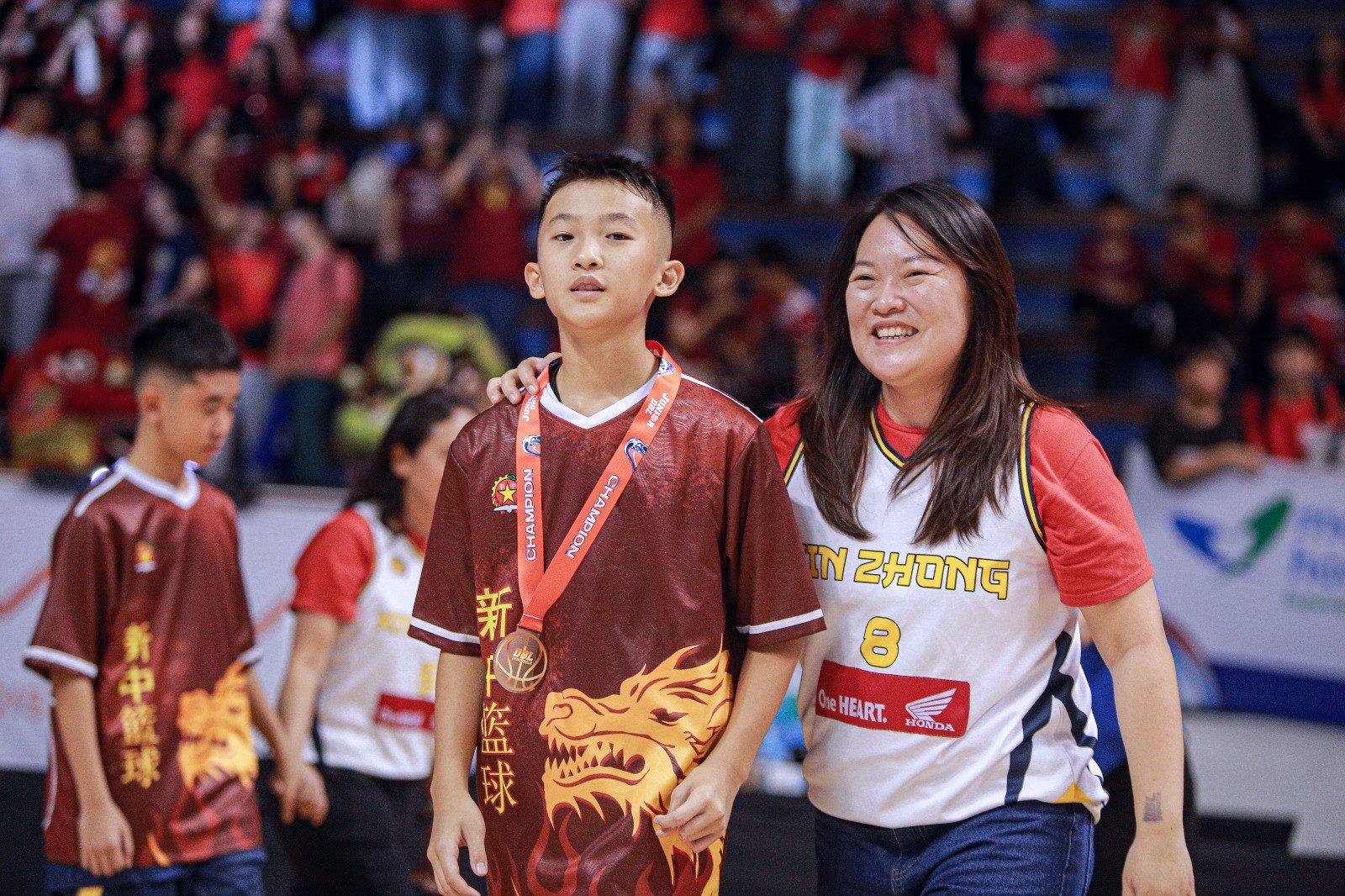 Kenzie dan Mama Olivia foto bersama usai mengalungkan medali di Final Party Junior DBL 2026 Surabaya
