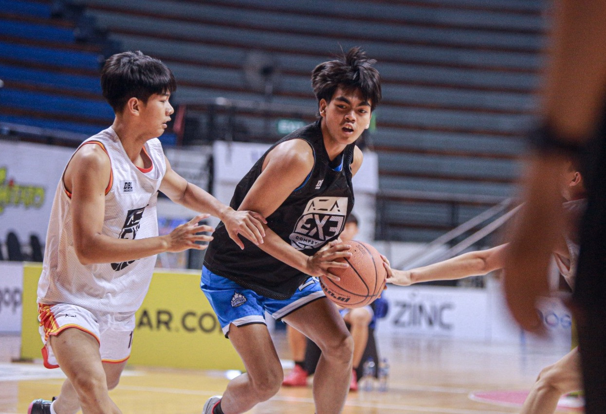 Aksi Lingga Permana (jersey gelap nomor 5 dari SMA Gloria 1 Surabaya) di Final AZA 3X3 Competition 2026 East Java-North saat menghadapi SMA St Louis 1 Surabaya