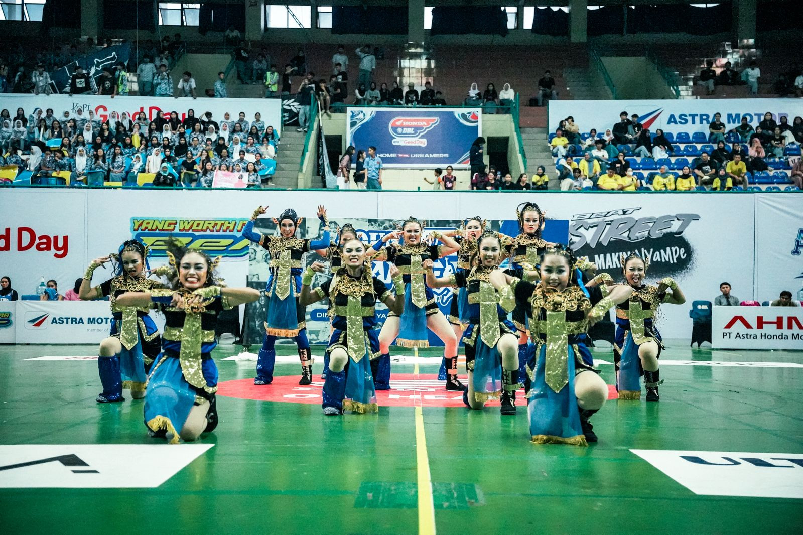 SMAN 4 Yogyakarta AQUA DBL Dance