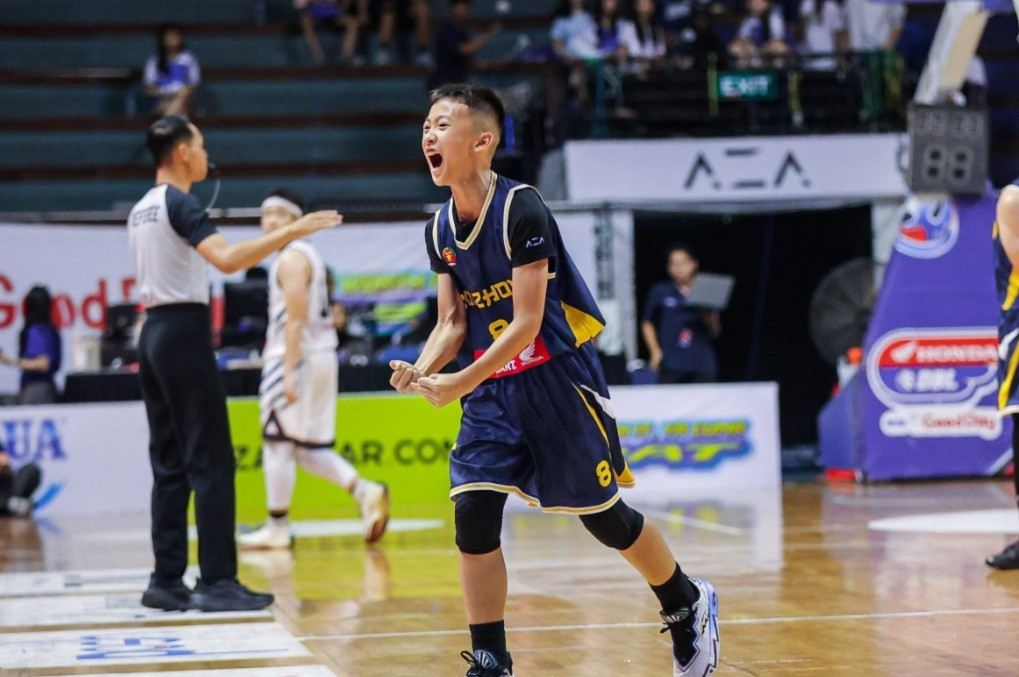 Kenzie Fernando Gunawan melakukan selebrasi usai SMP Xin Zhong Surabaya resmi menyabet gelar Champion Junior DBL 2026 Surabaya