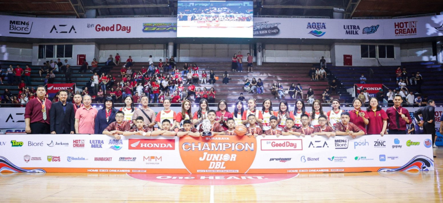 Potret SMP Xin Zhong saat menerima penghargaan usai dinyatakan sebagai Champion Junior DBL 2026 Surabaya