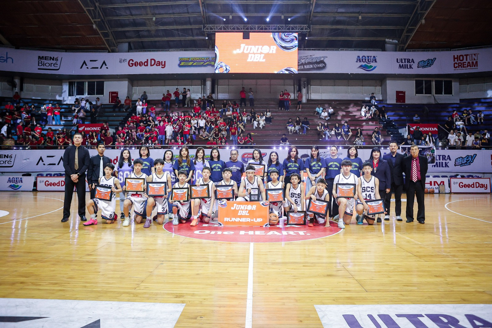 Putra SMP SCS mengabadikan momen bersama usai mengantongi gelar Runner-up di ajang Junior DBL 2026 Surabaya