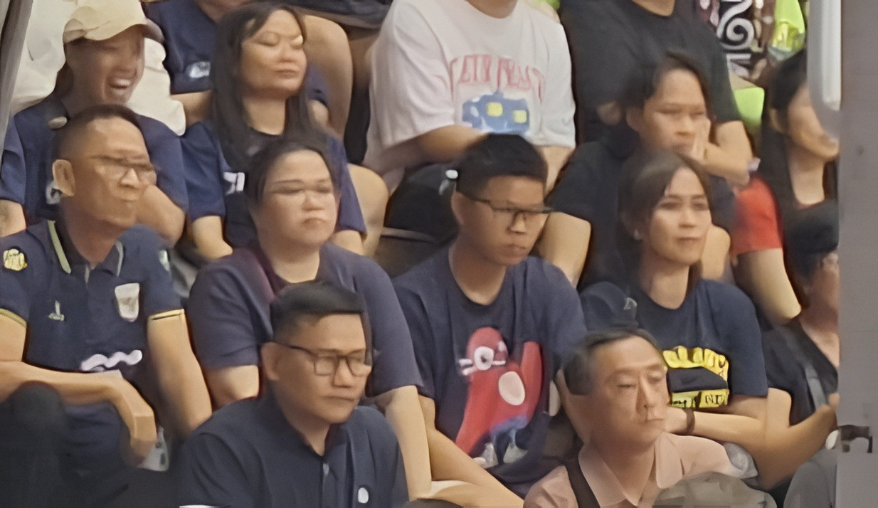 Jordan Davis (nomor tiga dari kiri di baris kedua) saat mendukung adik sepupunya, Benjamin, di Final Junior DBL 2026 Surabaya