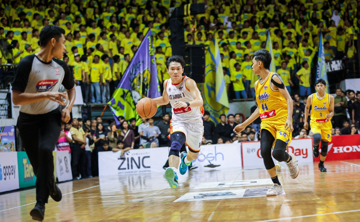 Aksi Sinclaire Jefferson Halim (penggawa SMA St Louis 1 Surabaya bernomor jersey 14) saat hadapi SMAN 2 Surabaya di babak Fantastic Four Honda DBL with Kopi Good Day 2026 East Java-North
