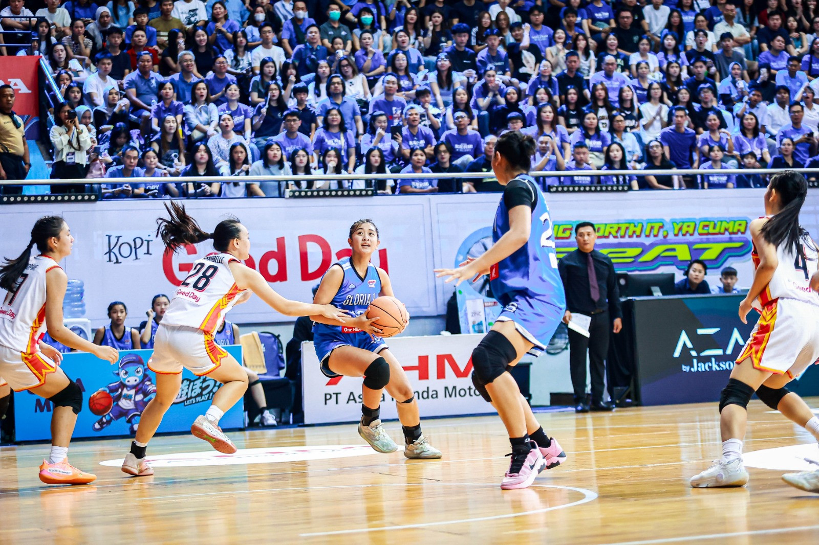 Aksi putri Gloria 1 saat berhadapan dengan Sinlui di Final Party Honda DBL with Kopi Good Day 2026 East Java-North