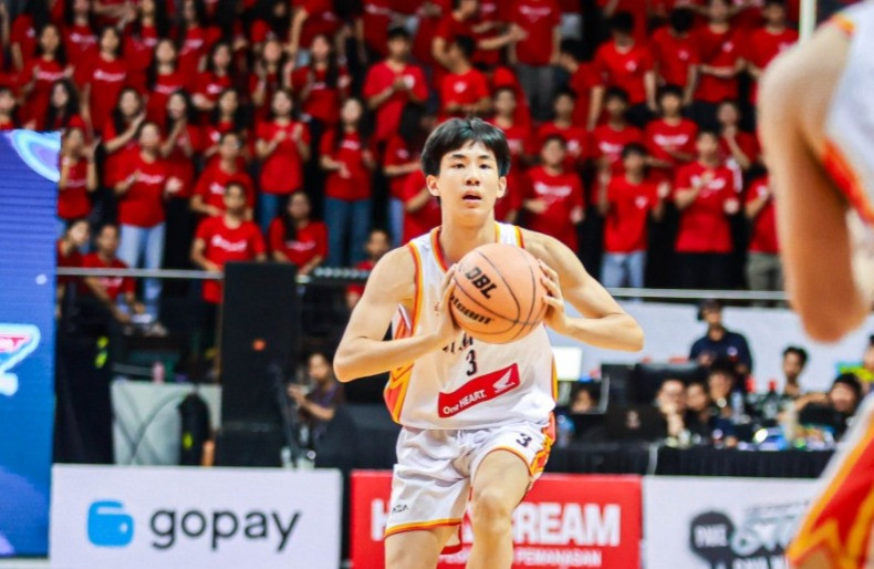 Aksi Matthew (pemain Sinlui bernomor jersey 3 dari Sinlui) di Final Party Honda DBL with Kopi Good Day 2026 East Java-North